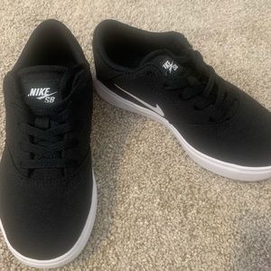 Like New Boys Nike SB Sneakers